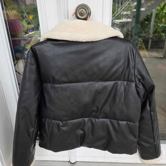 Levi's Women's Black Puffer Jacket with Cream Collar - Picture 3 of 3